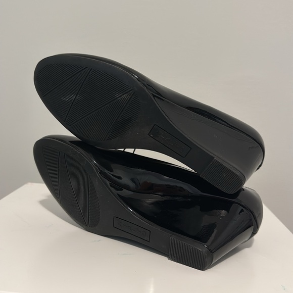New Rialto Freda wedged shoes patented faux leather size 8, fits 7.5 - Picture 4 of 7